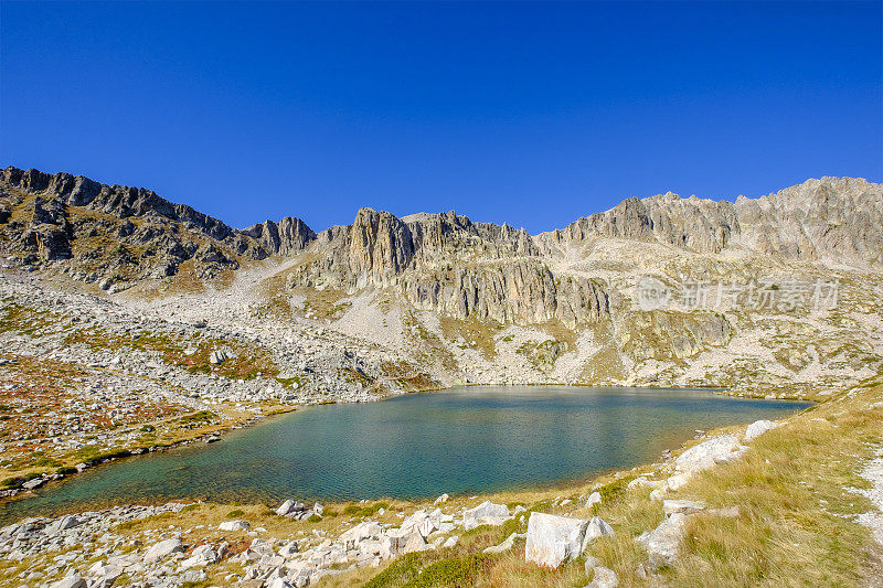 “Laghi di Fremamorta”小径，这是海洋阿尔卑斯自然公园中的一系列小湖泊。意大利北部山麓,